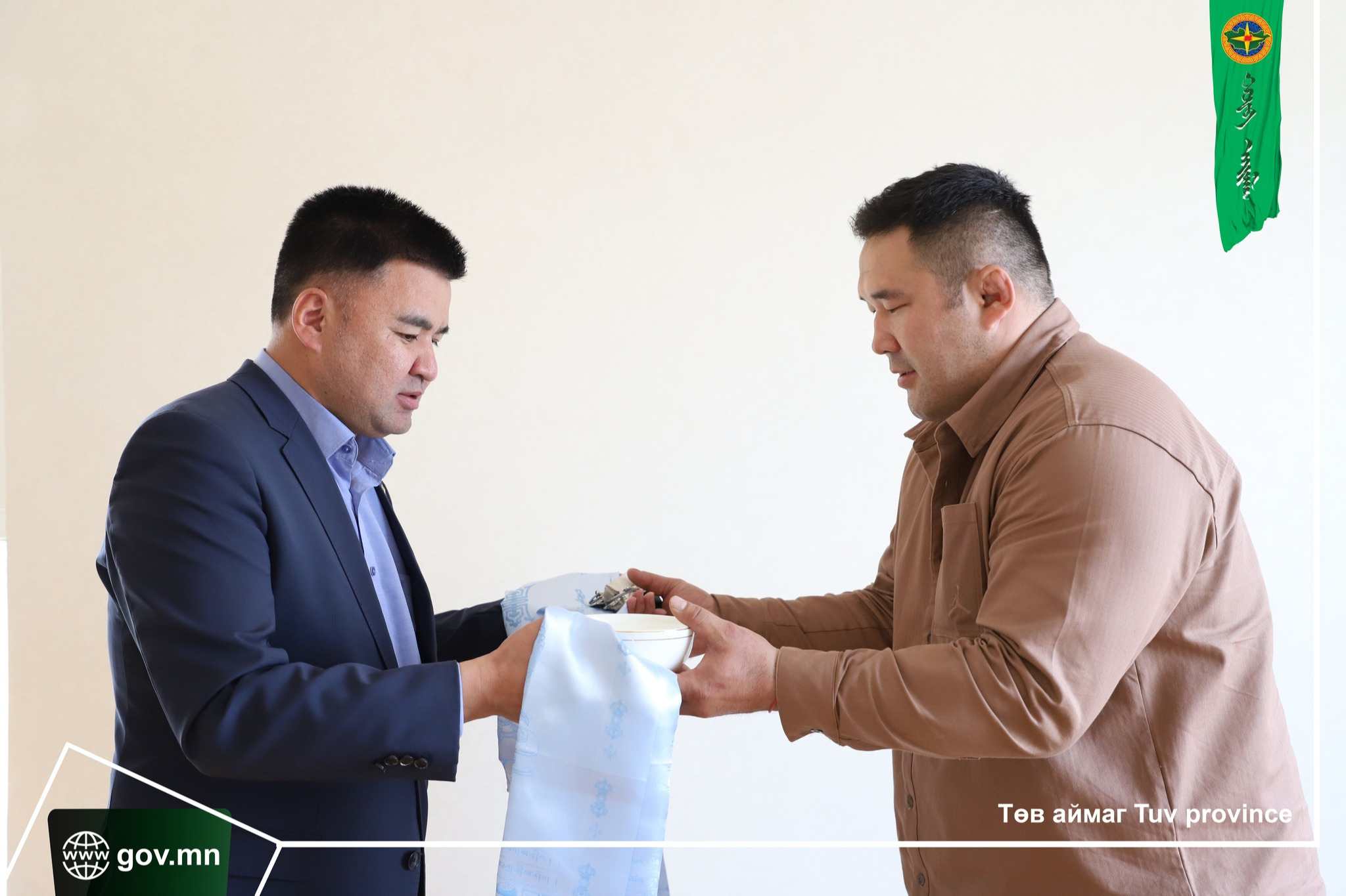 Улсын заан Д.Хүдэрбулгад 3 өрөө байрны түлхүүр гардууллаа